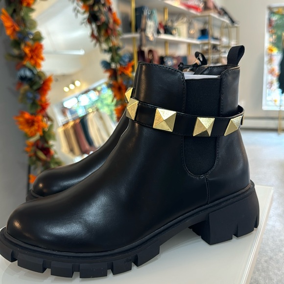 Steve Madden Other - Size 4 Steve Madden booties